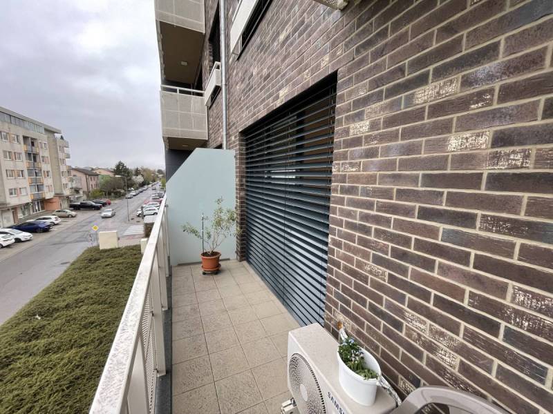 Vonkajšie žalúzie namontované do pripravenej schránky