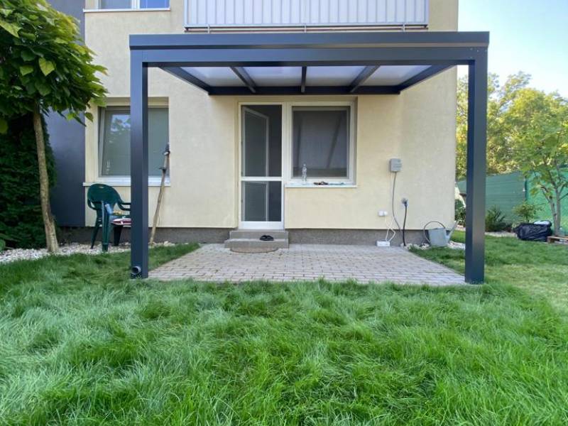 Antracitová hliníková pergola s prestrešením