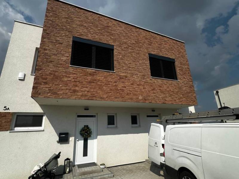 Realizácia atutomatických exteriérových žalúzií na dvojpodlažnom dome