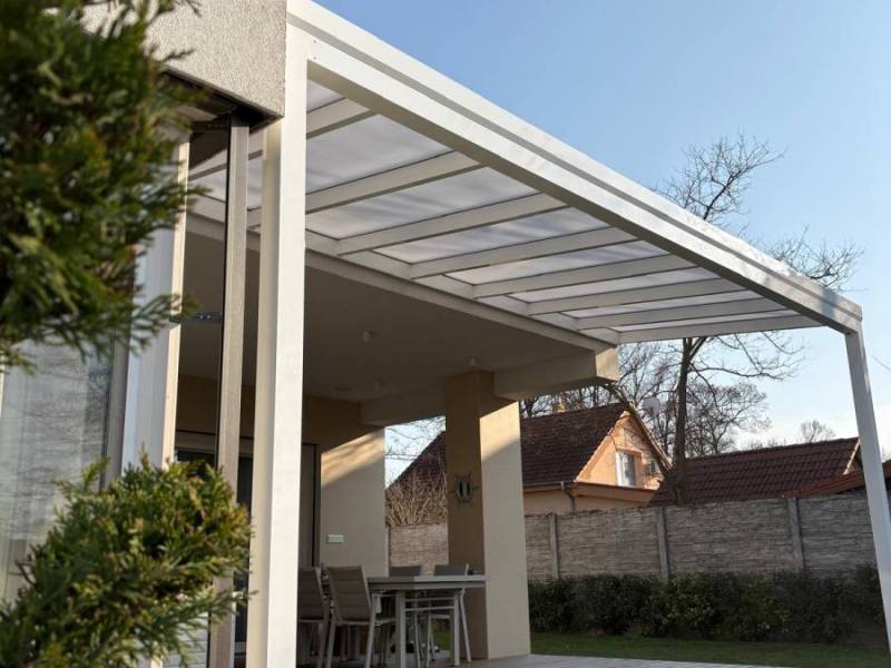 Biela hliníková pergola