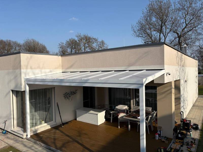 Biela pergola na terase