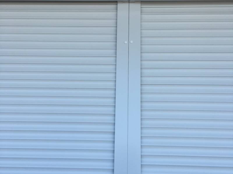 Biele vonkajšie hliníkové rolety na rôzne veľkosti okien a dverí