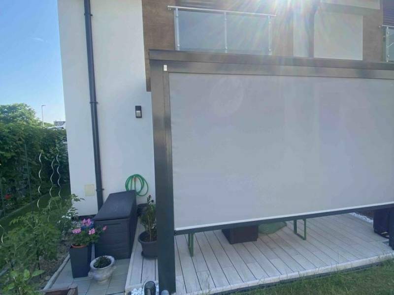 Bočné tienenie pergoly pohľad na screenovú roletu z predu