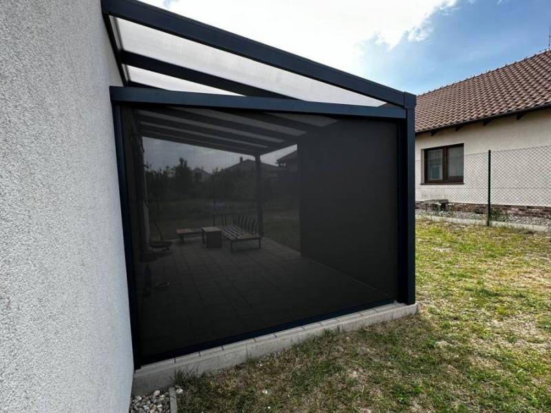 Bočné zatienenie pergoly pomocou screenových roliet
