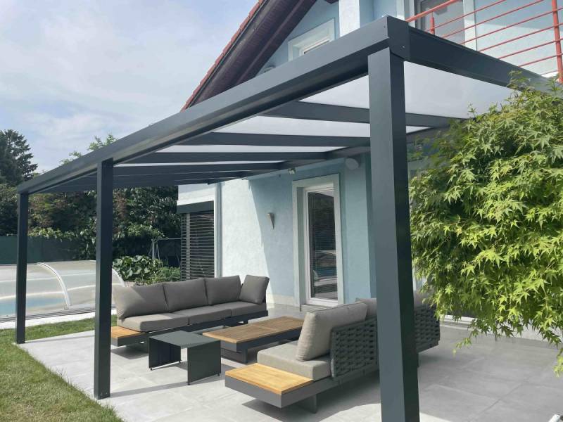 Pergola na terase s prestrešením