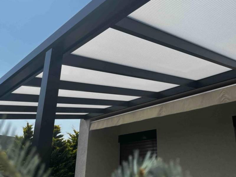 Hliníková pergola ukotvená o fasádu domu