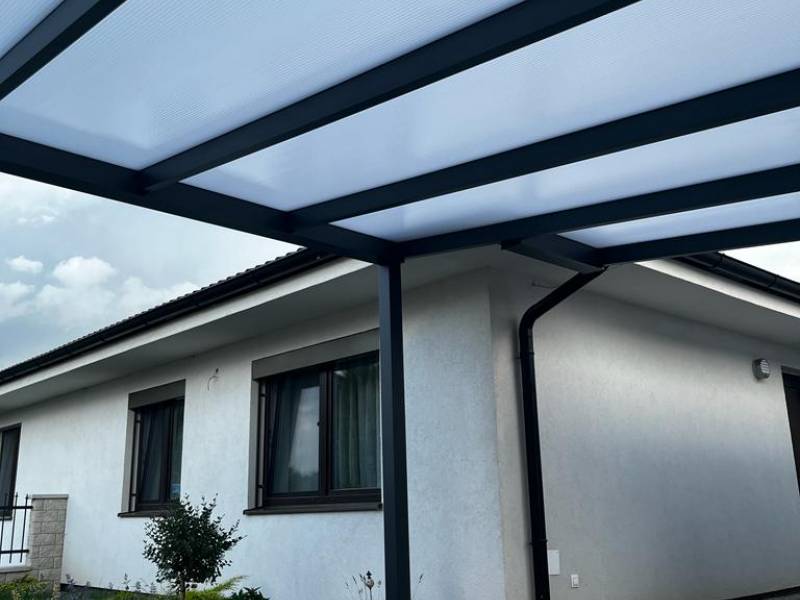 Hliníková pergola s polykarbonátovým prestrešením