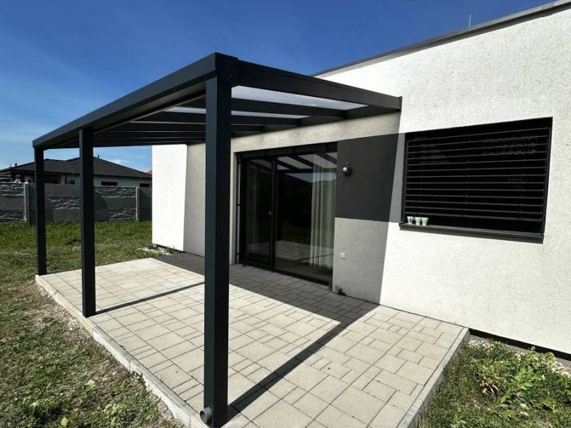 Hliníková pergola s polykarbonátovým prestrešením
