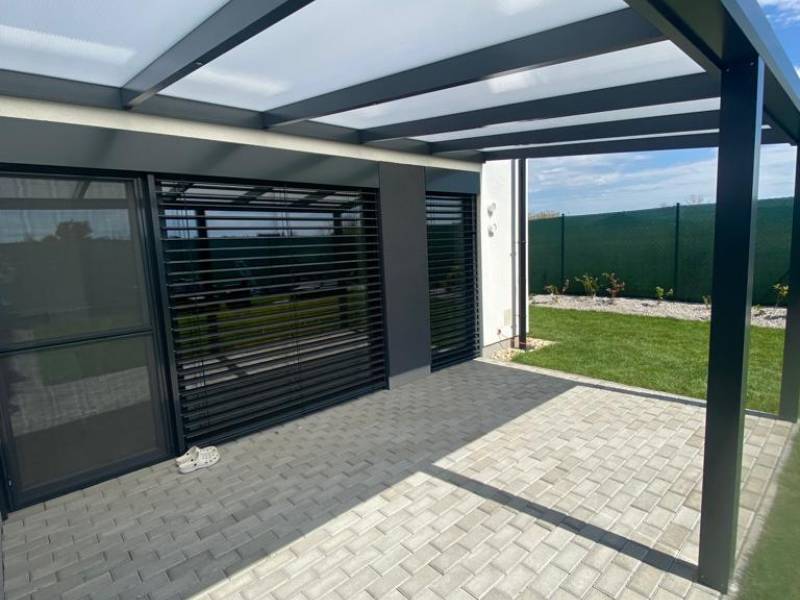 Hliníková pergola s prestrešením