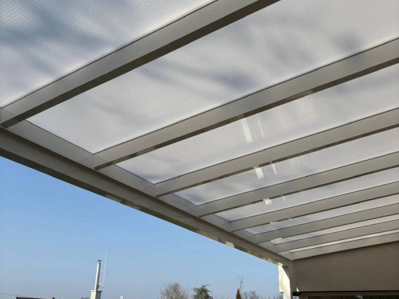 Mliečny polykarbonát s UV ochranou