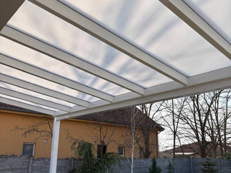 Pohľad zdola na polykarbonátove prestrešenie