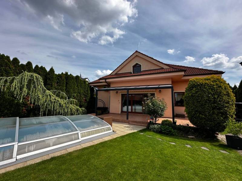 Prístrešok v záhrade pri bazéne