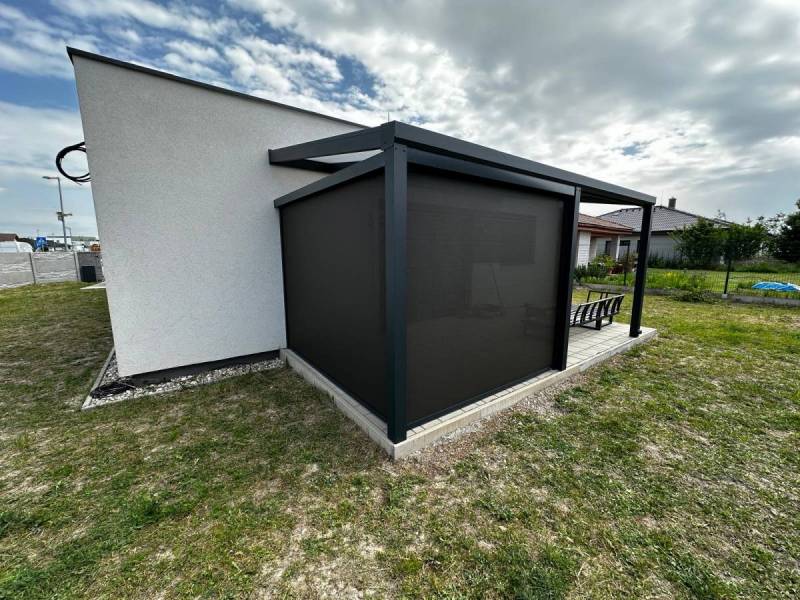 Prístrešok ukotvený o dom s bočným zatienením na záhrade