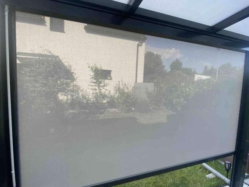 Screenová roleta na pergole s polykarbonátovým prestrešením