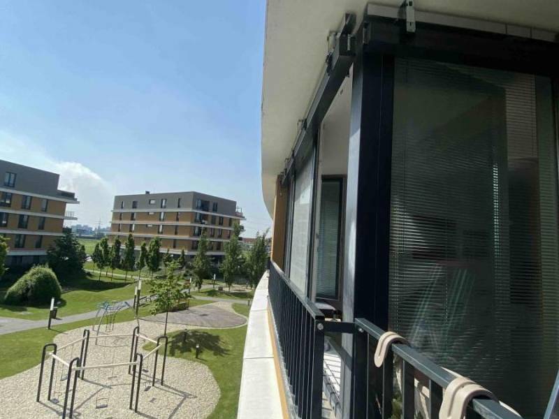 Vonkajšie žalúzie pred osadením krycích plechov v Bratislave