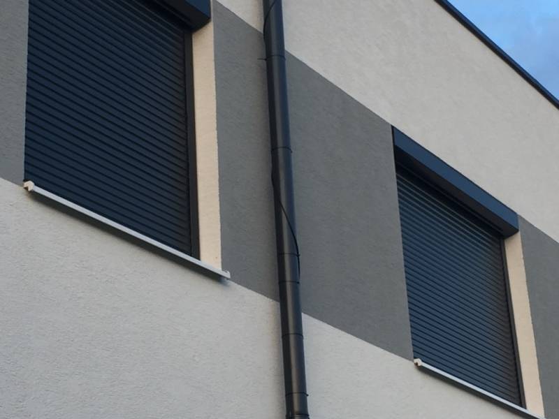 Nadokenné antracitové vonkajšie hliníkové rolety na rôzne veľkosti okien