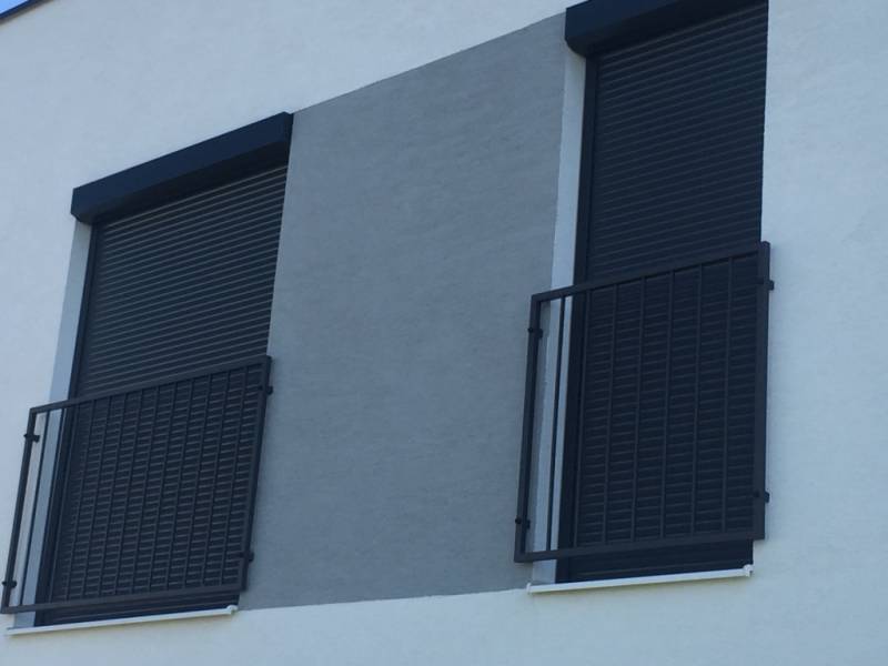 Nadokenné antracitové vonkajšie hliníkové rolety predlžujú životnosť okien