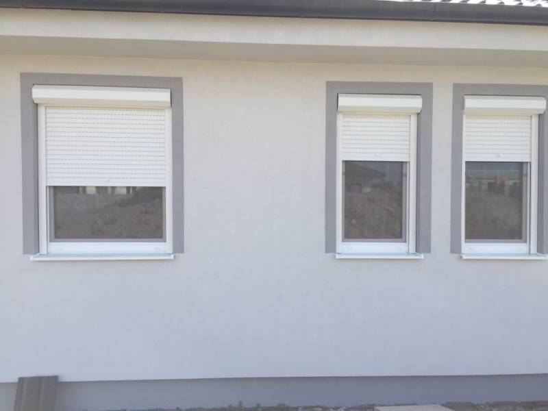 Biele vonkajšie rolety na rôzne veľkosti okien