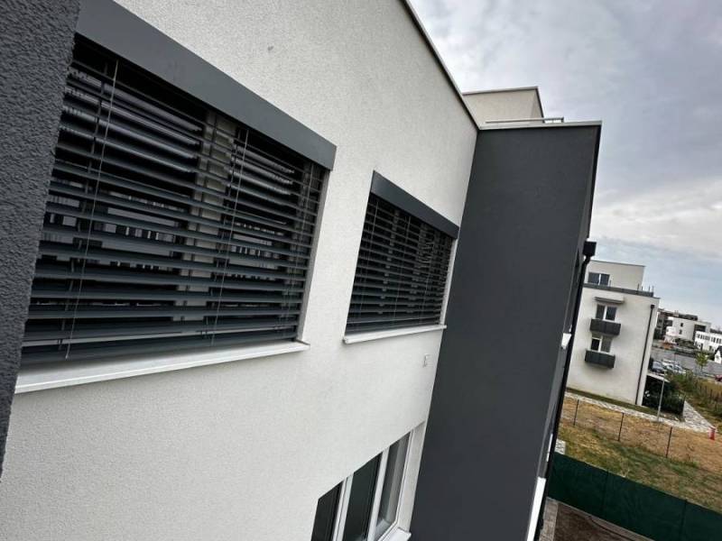 Vonkajšie žalúzie pohľad na budovu