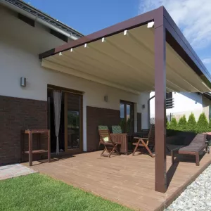 Pergola na fasáde s látkovou strechou