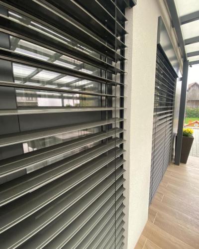 Detail na vonkajšie hliníkové žalúzie