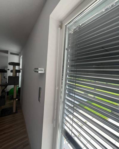 Manuálne ovládanie žalúzií pomocou kľuky