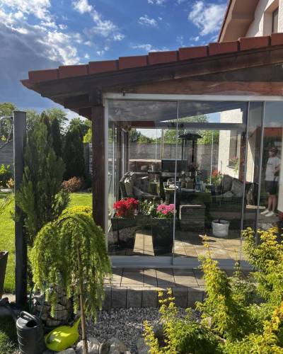 Pohľad z boku na zimnú záhradu