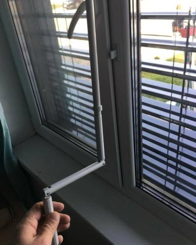 Manuálne ovládanie žalúzií pomocou kľuky