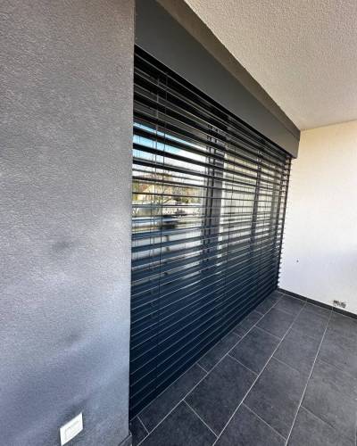 Vonkajšie žalúzie s krycím plechom