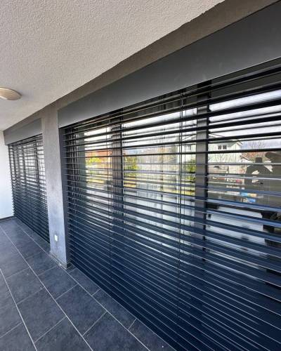 Exteriérové tienenie na veľké okná na balkóne