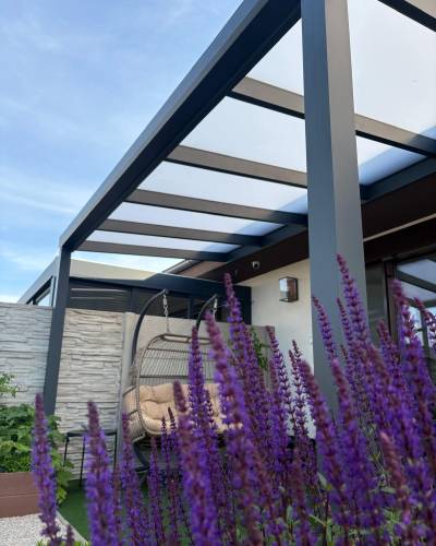 Hliníková pergola s pevným prestrešením