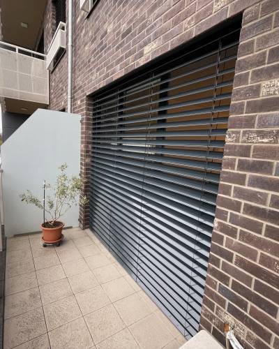 Vonkajšie žalúzie pod fasádou