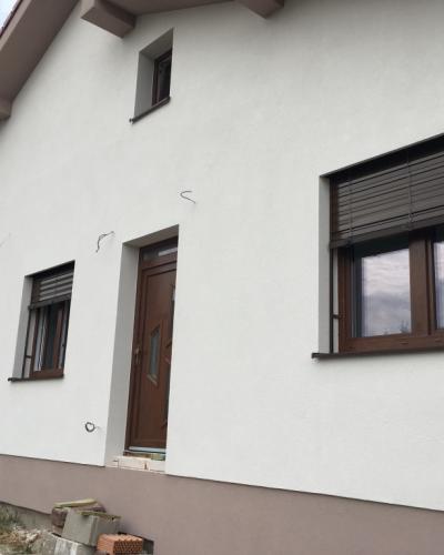 Hnedé podomietkové vonkajšie hliníkové žalúzie Z90 na rodinnom dome vo Svätom Jure