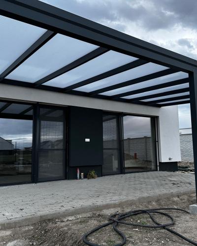 Pergola na terase domu v Miloslavove