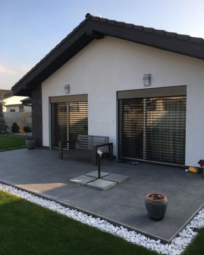 Vonkajšie hliníkové žalúzie Z90 s krycími plechmi na rodinnom dome v Slovenskom Grobe
